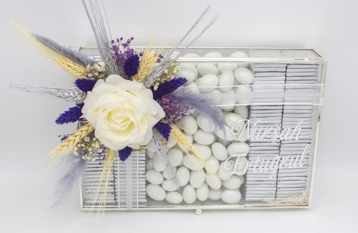 Metal Kenarlı Kutuda Etiketli Madlen Çikolata & Badem ALTIN