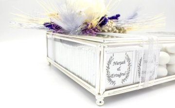 Metal Kenarlı Kutuda Etiketli Madlen Çikolata & Badem GUMUS