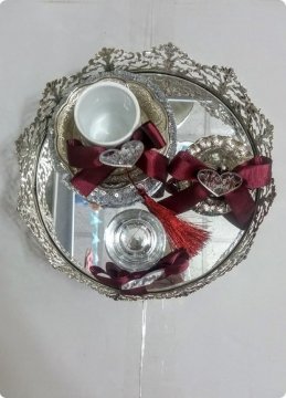 Süslü Yuvarlak metal tepsi üzerine damat kahvesi takımı GUMUS KIRMIZI