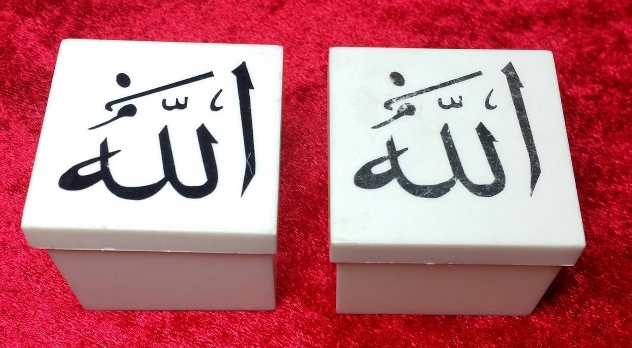 beyaz üzeri siyah Allah baskılı mika kutu