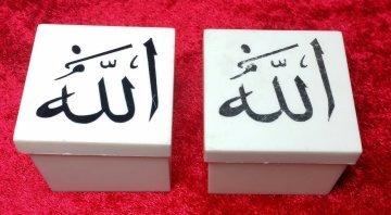 beyaz üzeri siyah Allah baskılı mika kutu