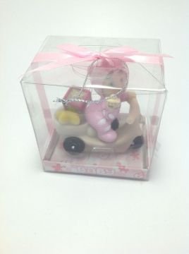 motorsiklet üzerinde oturan  bebek kutulu