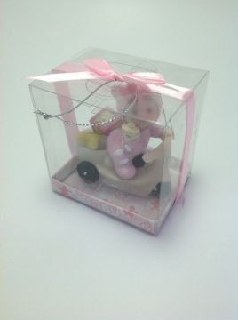 motorsiklet üzerinde oturan  bebek kutulu