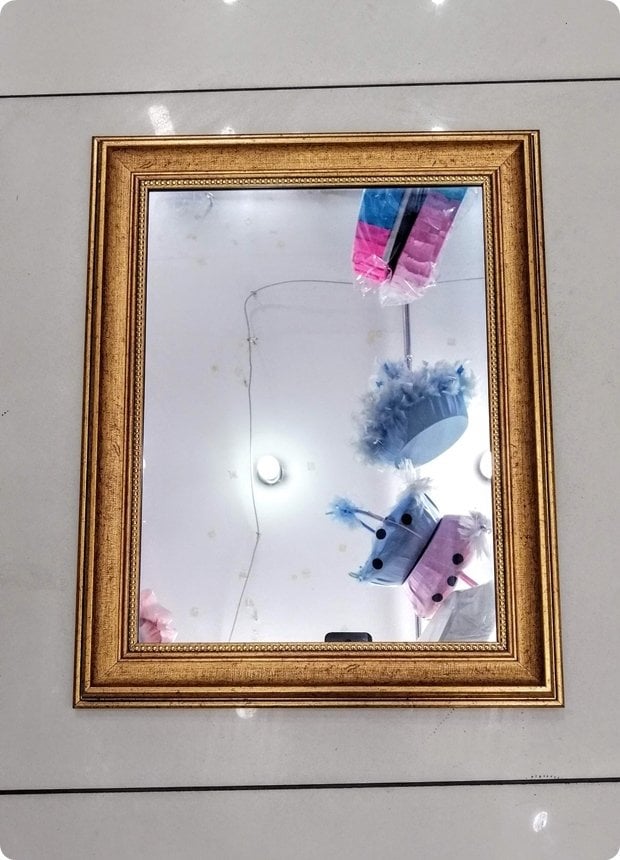 Aynalı Ahşap Çerçeve Kapı Süsü (50x40 CM)