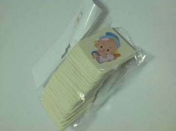 25 li bebek elinde biberon (kare sticker)