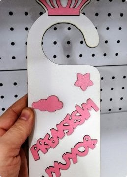 Ahşap beyaz üzeri bulutlu kapı kolu süsü PEMBE