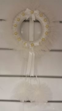 ponponlu beyaz çelenk kapı süsü