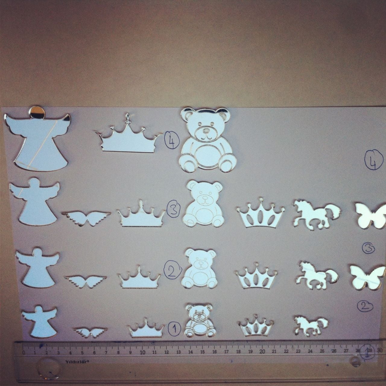 Akrilik Şekilli Pleksi Ayna Lazer Kesim Süsleme objeleri 2.No:Fiyonk (10 lu) 3.00 x 2.20 cm