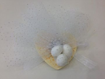 Polyester kalp üzerinde gelin damat