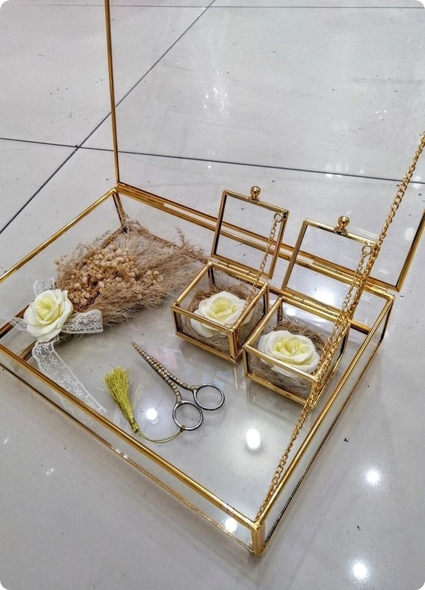 Süslü Kapaklı kutuda kare yükselticili yüzük tepsisi ALTIN