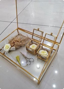Süslü Kapaklı kutuda kare yükselticili yüzük tepsisi ALTIN