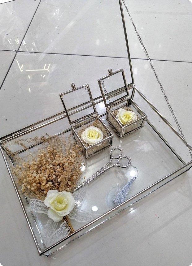 Süslü Kapaklı kutuda kare yükselticili yüzük tepsisi ALTIN