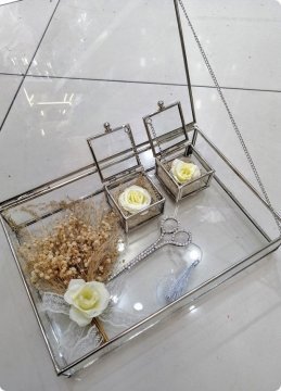 Süslü Kapaklı kutuda kare yükselticili yüzük tepsisi ALTIN