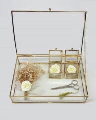 Süslü Kapaklı kutuda kare yükselticili yüzük tepsisi ALTIN