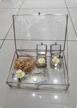 Süslü Kapaklı kutuda kare yükselticili yüzük tepsisi GUMUS