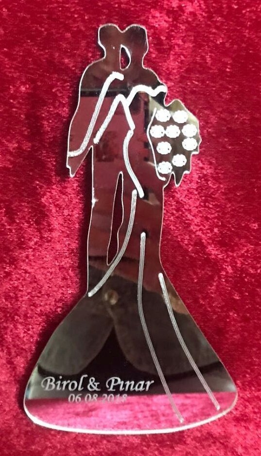 Eli Çiçekli Gelin Damat Pleksi ayna Nikah şekeri (8*4,5 cm)