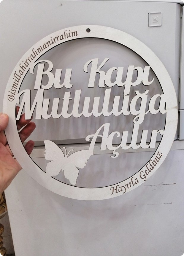 Ahşap isimli yuvarlak kapı süsü (Bu Kapı Mutluluğa Açılır)