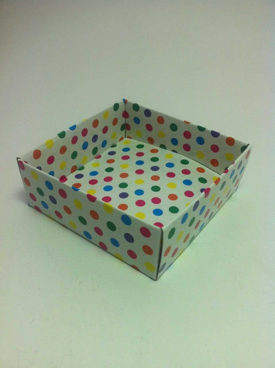 8x8x3 cm Altı Komple Karton Asetat Kapaklı  Kutu Siyah,Puantiyeli 20 li