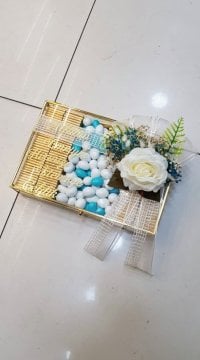 Süslü Kapaklı Metal Kenar Tepsi Madlen çikolata & Badem 30x20 cm ALTIN