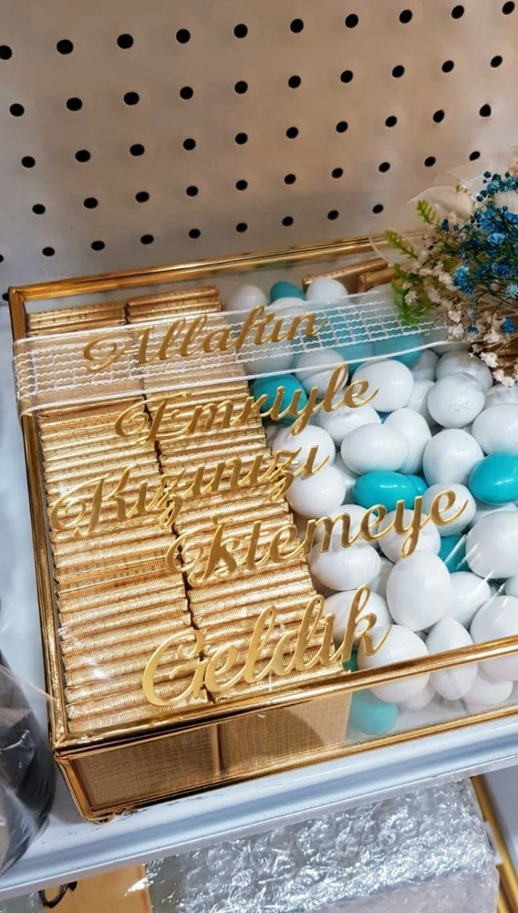 Süslü Kapaklı Metal Kenar Tepsi Madlen çikolata & Badem 30x20 cm GUMUS