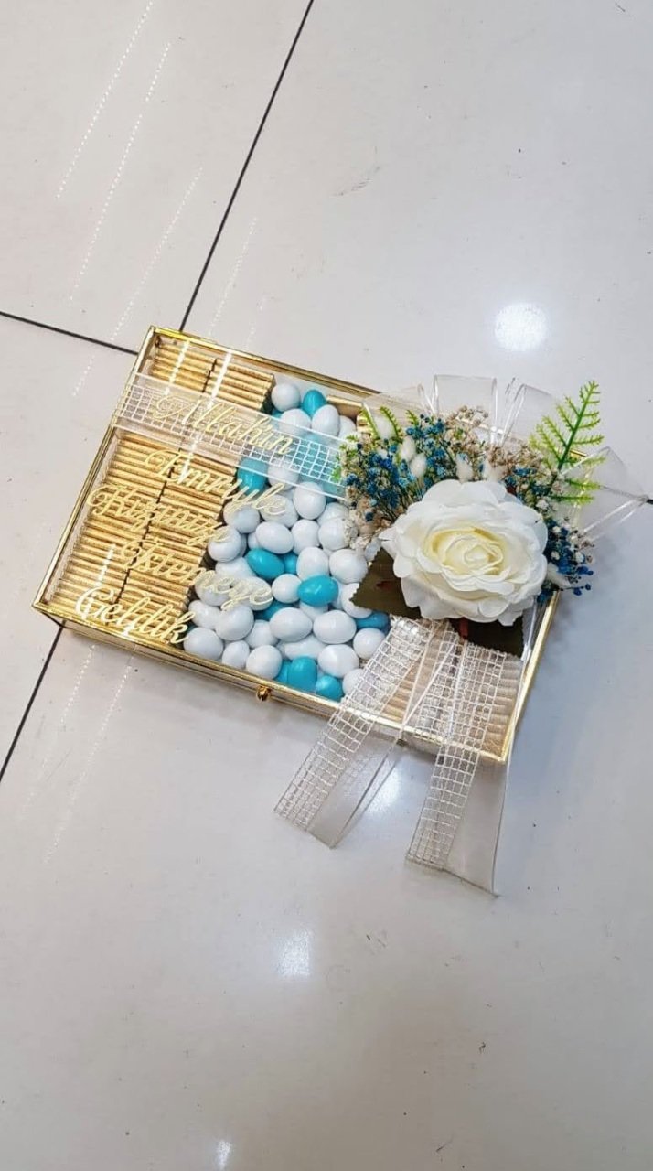 Süslü Kapaklı Metal Kenar Tepsi Madlen çikolata & Badem 30x20 cm GUMUS