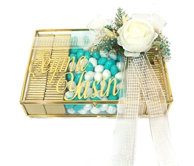 Süslü Kapaklı Metal Kenar Tepsi Madlen çikolata & Badem 30x20 cm GUMUS