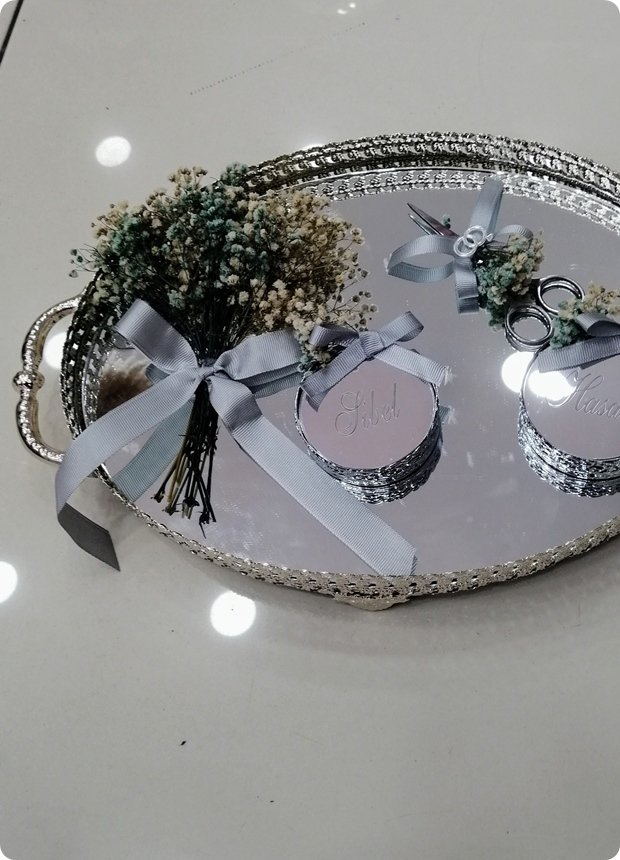 Süslü Metal OVAL yükselticili çiçekli yüzük tepsisi