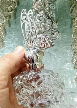 12 li 3 Boyutlu pvc Kelebek Tepelikli Güllü Cam Kolonya Şişesi