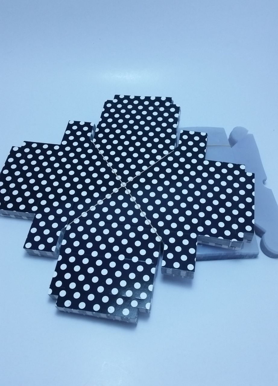 Demonte / katlanmamış 8x8x3 Altı Karton Puantiyeli Asetat kutu