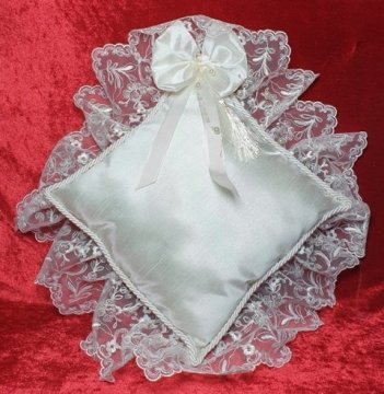 Krem Dantelli Yastık