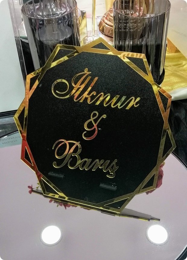 Zemin siyah köşeli pleksi ayna isimlik GUMUS
