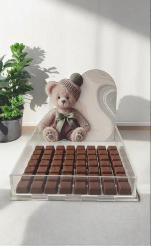 Yeşil kahve ayıcık dekorlu Pleksi çikolata sunum kutusu